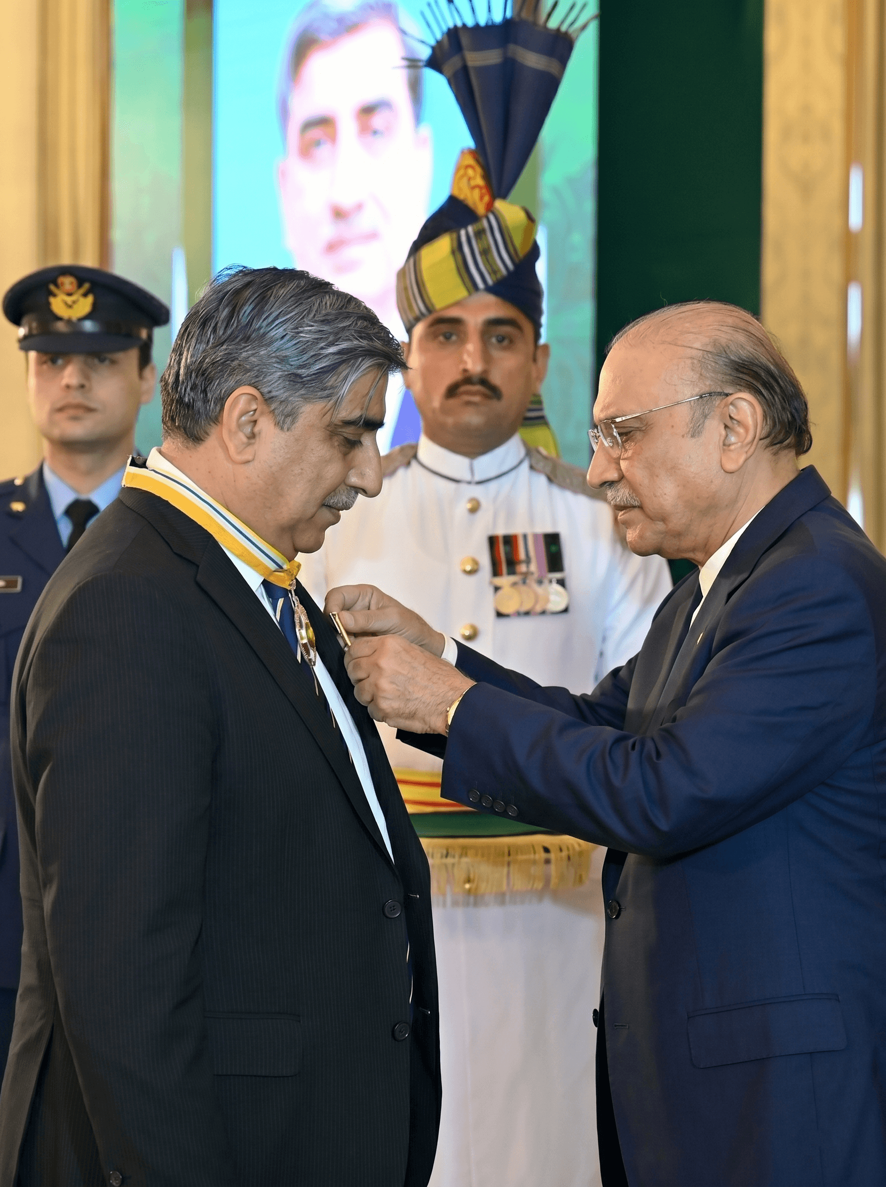Muhammad Yaseen Khan receiving the Sitara-i-Imtiaz